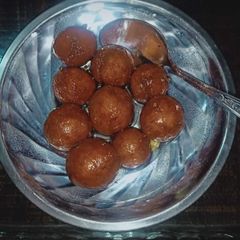 A picture of Gulab jamun.