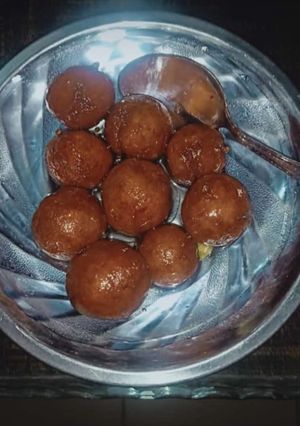 A picture of Gulab jamun.