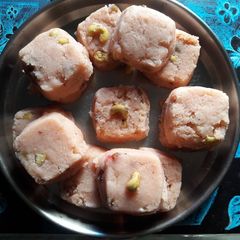 A picture of Kaju suji halwa tikka.