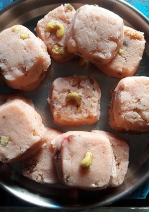 A picture of Kaju suji halwa tikka.