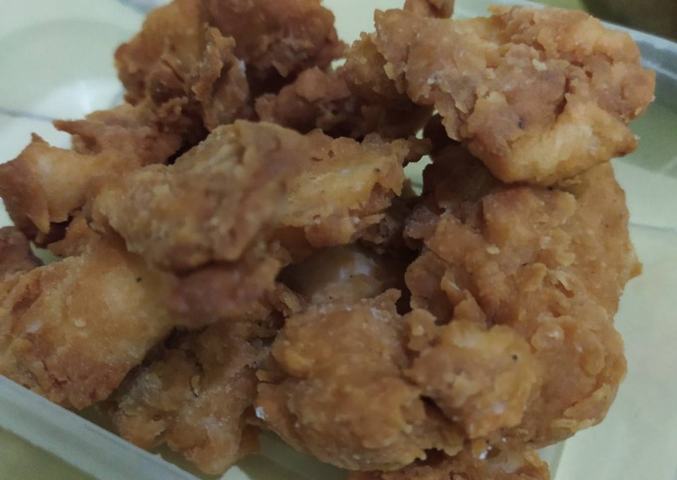 Ayam disaring dalam tepung