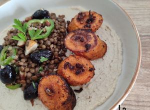 Une photo de Salade de lentilles, carottes rôties et houmous