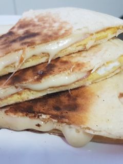 Una foto de Bocaditos de tortitas de jamón, queso y tortilla francesa