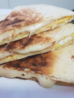 Una foto de Bocaditos de tortitas de jamón, queso y tortilla francesa
