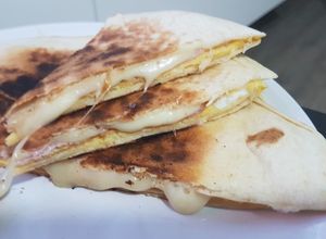 Foto principal de Bocaditos de tortitas de jamón, queso y tortilla francesa