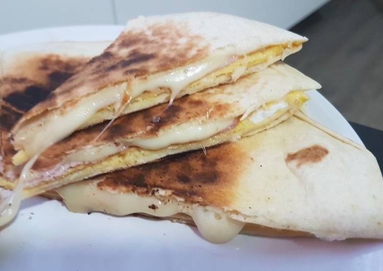Bocaditos de tortitas de jamón dulce, queso y tortilla francesa