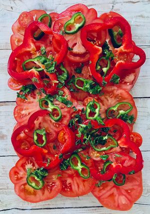 Una foto de Ensalada de tomate de invierno a las hierbas