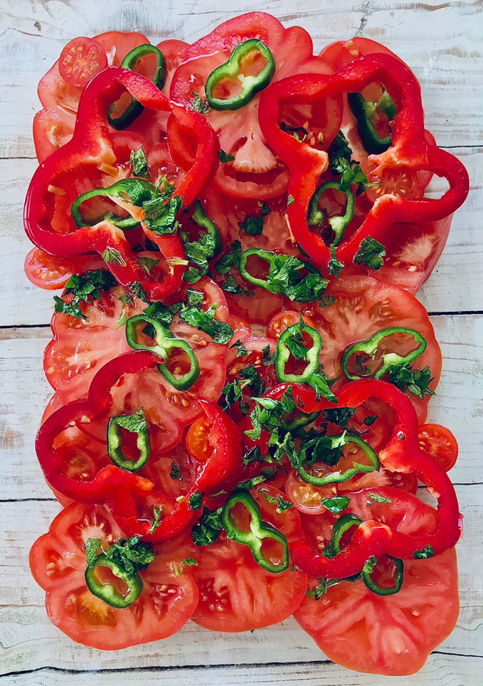 Una foto de Ensalada de tomate de invierno a las hierbas