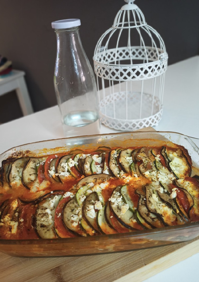 Una foto de Ratatouille con queso feta