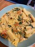 Pasta con tomate y espinacas
