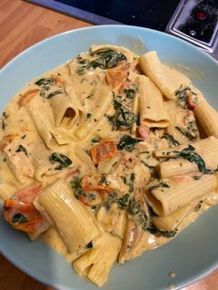 Una foto de Pasta con tomate y espinacas