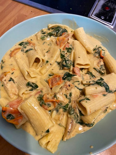 Una foto de Pasta con tomate y espinacas