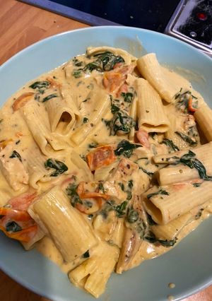 Una foto de Pasta con tomate y espinacas