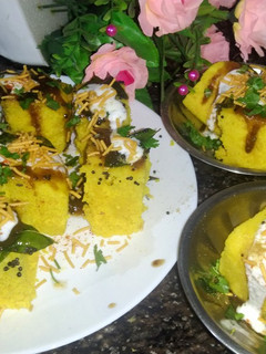 बेसन ढोकला (Besan dhokla recipe in Hindi) रेसिपी मुख्य फोटो