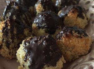 Una foto de Coquitos 🥥 receta muy fácil!
