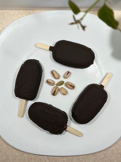 عکسی از دستور بستنی پسته Chocolate dipped Pistachio ice cream