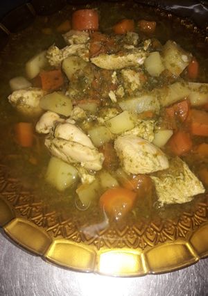 Una foto de Sopa de pollo y verduritas