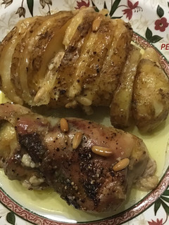 Una foto de Contramuslos y patatas hasselback relllenos de Havarti al brandy