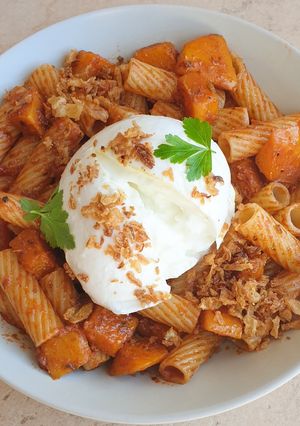 Une photo de Pasta à la mozzarela, butternut et pesto rosso