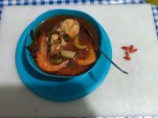 Una foto de caldo de mariscos