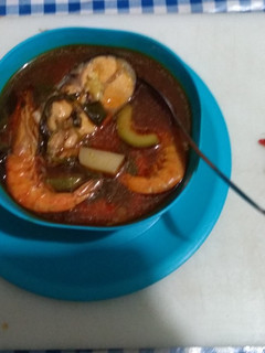 Una foto de Caldo de pescado con camarones
