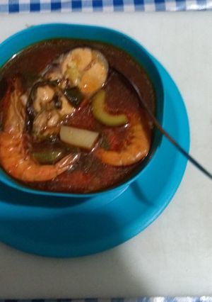 Una foto de Caldo de pescado con camarones