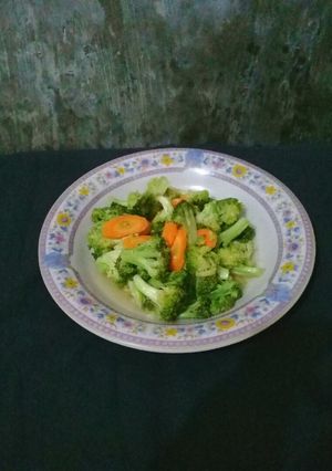 Foto resep Tumis Brokoli Wortel dengan Bawang Putih