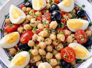 Foto principal de Ensalada de Garbanzos Fácil y Rica