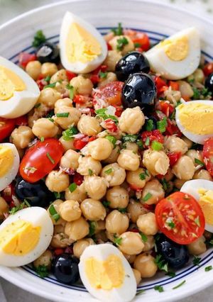 Foto principal de Ensalada de Garbanzos Fácil y Rica