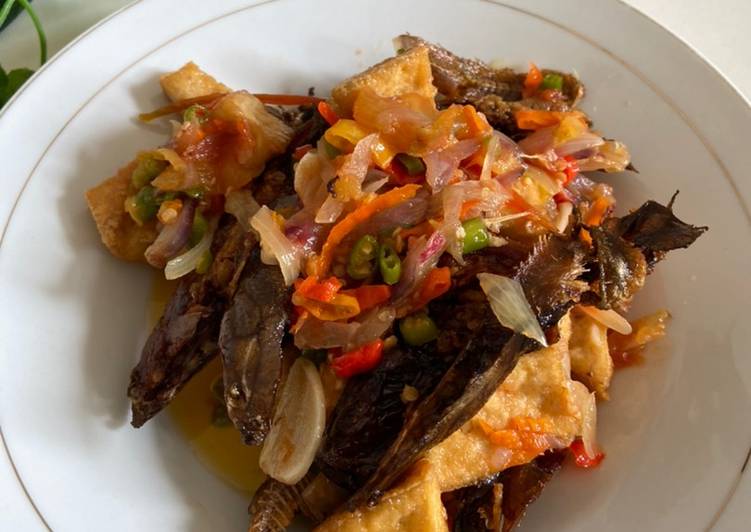 Ikan salai sambal bawang