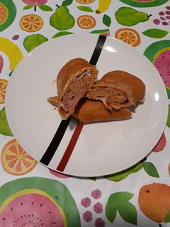 Una foto de Arrolladito de jamón serrano y queso