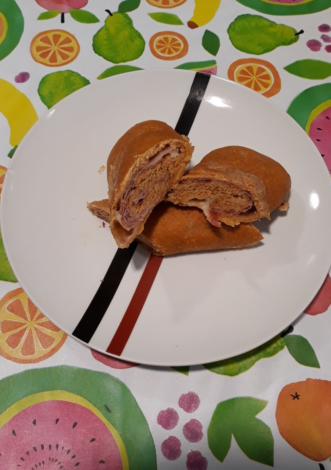 Una foto de Arrolladito de jamón serrano y queso