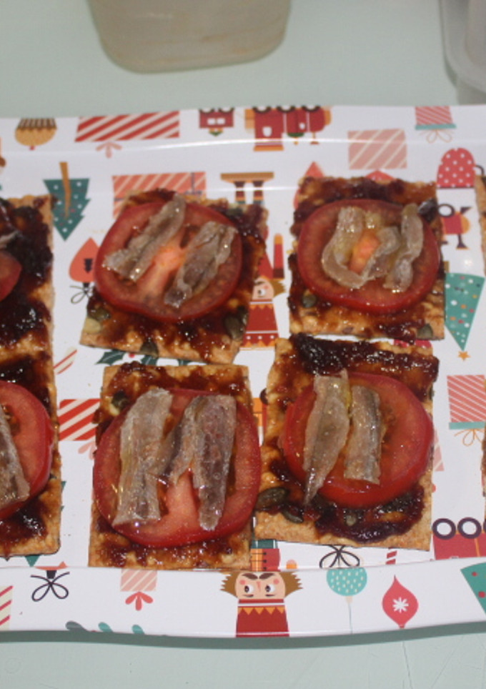 Una foto de Aperitivos de mermelada de naranja amarga y anchoas