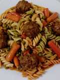 Guiso de albóndigas vegetarianas con pasta y verduras #LaCocinaNosUne