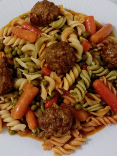 Una foto de Guiso de albóndigas vegetarianas con pasta y verduras #LaCocinaNosUne