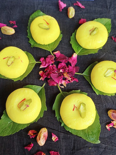 કેસર પેંડા (Kesar Peda Recipe In Gujarati) રેસીપી મુખ્ય ફોટો