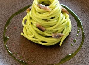 Foto di Spaghetti alla crema di zucchine, alici e olio al basilico