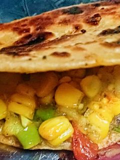 टेस्टी टेस्टी हेल्दी वेज टाकोज़ (Veg tacoz recipe in Hindi) रेसिपी मुख्य फोटो