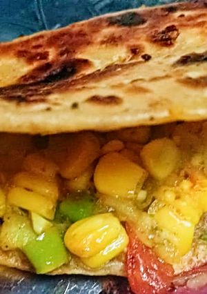 टेस्टी टेस्टी हेल्दी वेज टाकोज़ (Veg tacoz recipe in Hindi) रेसिपी मुख्य फोटो