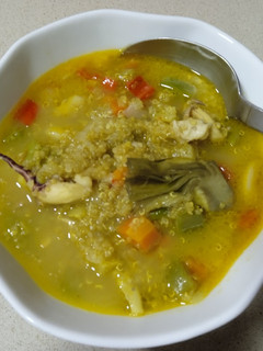 Una foto de Quinoa caldosa con sepia y verduras