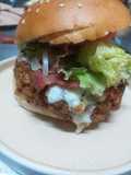 Hamburguesa estilo Monterrey con cebolla salteada