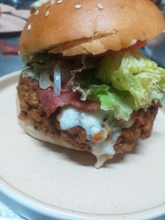 Una foto de Hamburguesa estilo Monterrey con cebolla salteada
