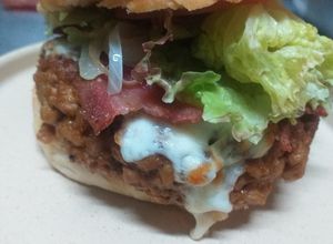Foto principal de Hamburguesa estilo Monterrey con cebolla salteada