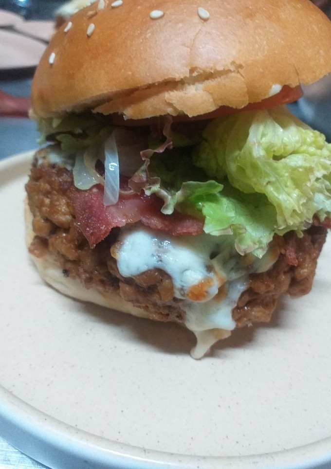 Una foto de Hamburguesa estilo Monterrey con cebolla salteada