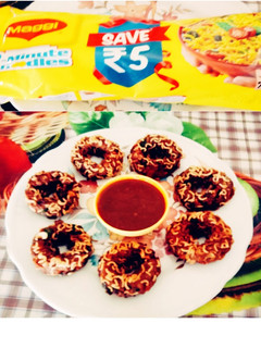 સુપર ક્રિસ્પી અને ટેસ્ટી મેગી ડોનટસ્ (Super Crispy Testy Maggi Donuts Recipe In Gujarati) રેસીપી મુખ્ય ફોટો