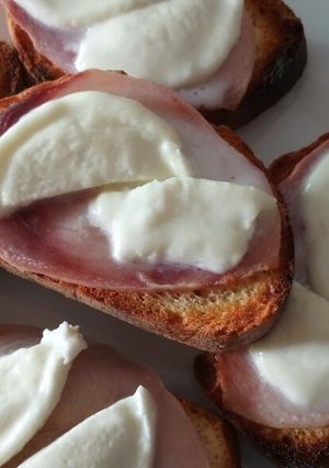 A picture of Bruschette spada affumicato e buffala.