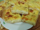 Tarta 3 quesos, cebolla y crema