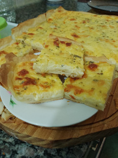 Una foto de Tarta 3 quesos, cebolla y crema