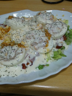 Una foto de Huevos rellenos en ensalada