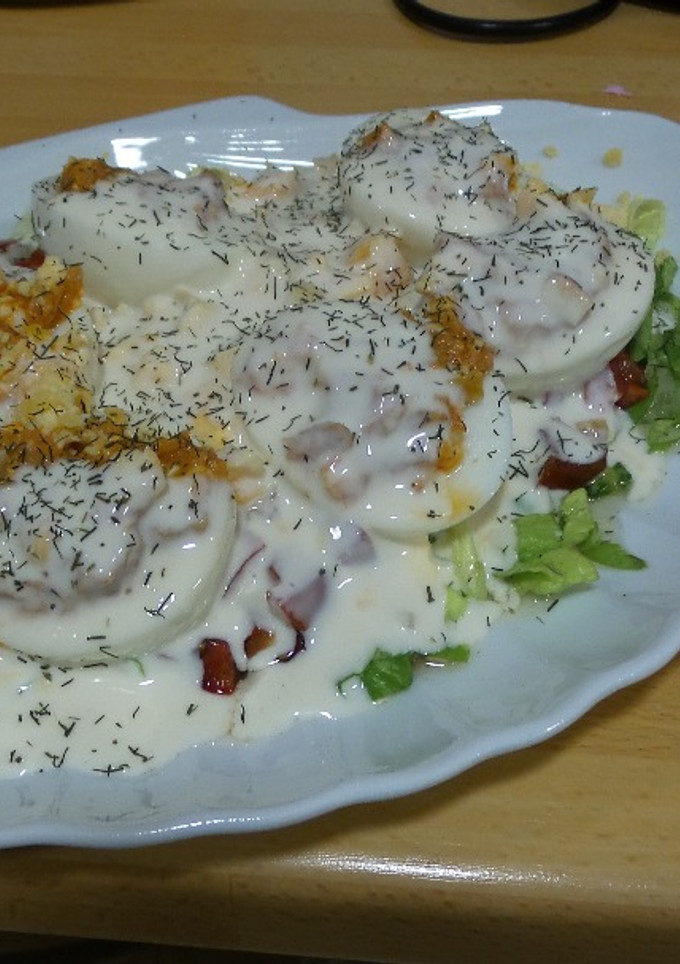 Una foto de Huevos rellenos en ensalada